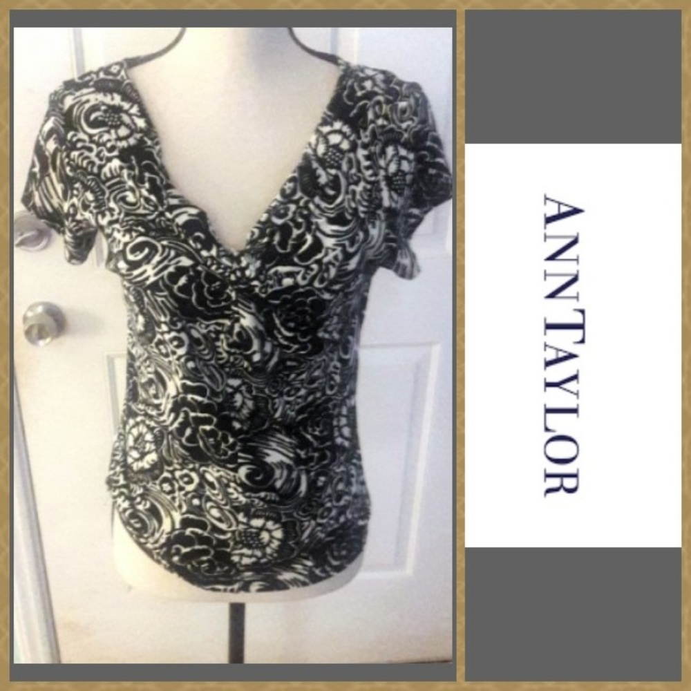 💥 Ann Taylor Short Sleeve Printed Top